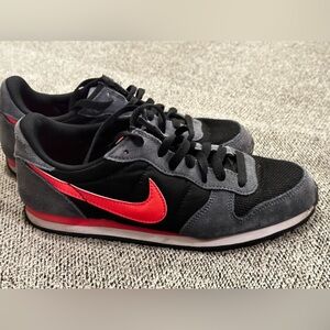 Nike Genicco Black/Pink/White Running Sneakers (644451-063) women’s size 8